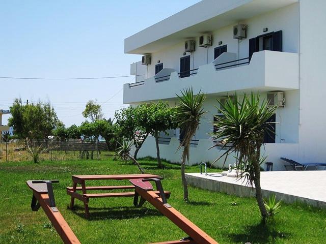Flisvos Apartments Frangocastelo Exterior photo